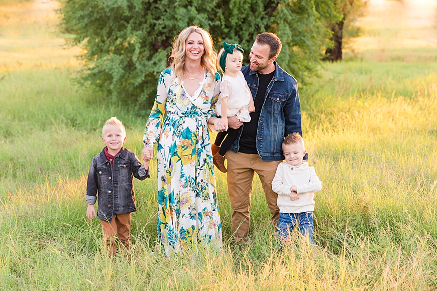 Leah Hope Photography | Scottsdale Phoenix Arizona Nature Green Field Cute Outfits Family Pictures