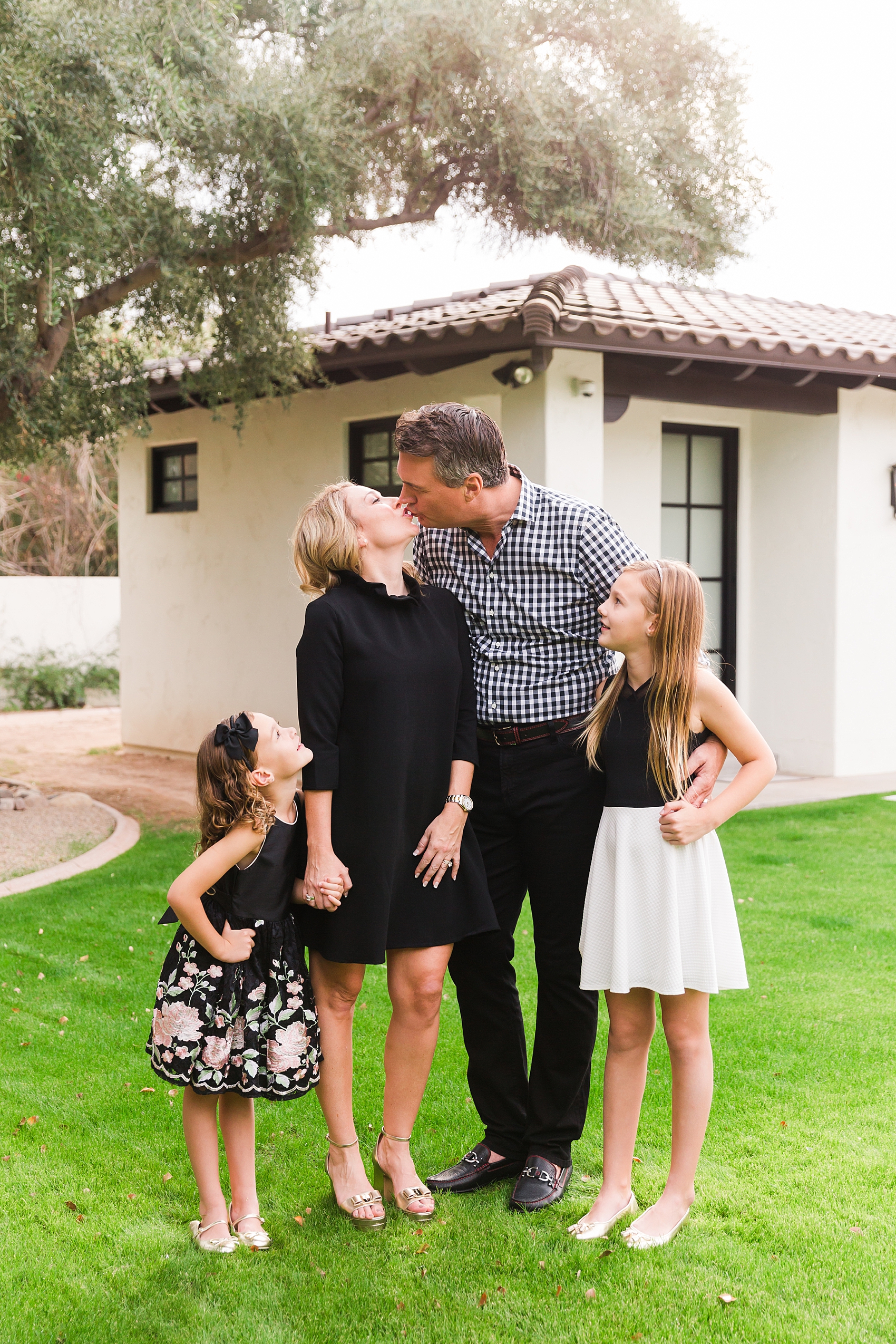 Leah Hope Photography | Scottsdale Phoenix Arizona | Backyard Frontyard Paradise Valley Home | Family Photos | Family Pictures | What to Wear | Black and White Outfits | Family Poses