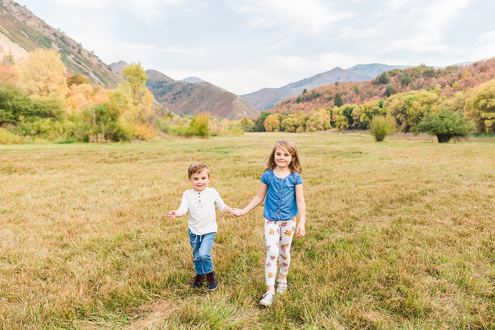 Leah Hope Photography | Salt Lake City Provo Canyon Utah Family Photos | Green Nature Mountain Views Canyon Fall Family Pictures | What to Wear | Family Posing Poses | Scottsdale Photographer | Family Child Photographer | Outfits and Styling Ideas | Family Photography | Playful and Candid | Joyful Happy Family Photography